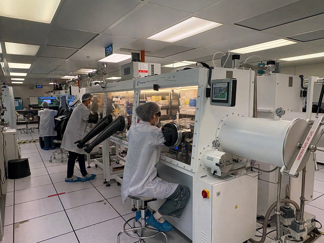 Several compartmental gloveboxes in the Perovskite Laboratory dedicated to various processes such as
synthesis, deposition, metallisation and characterisation of perovskite materials and solar cells